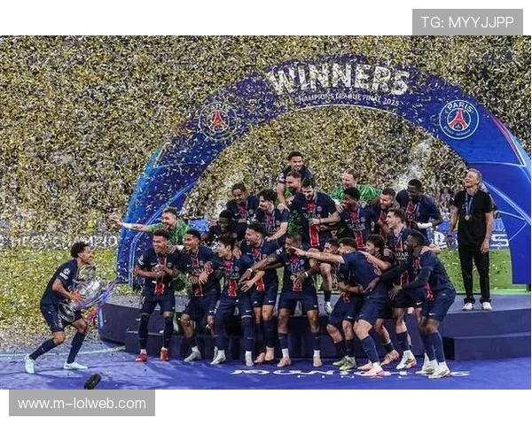 欧冠奖杯巡回展抵达米兰，国际米兰球迷排队参观